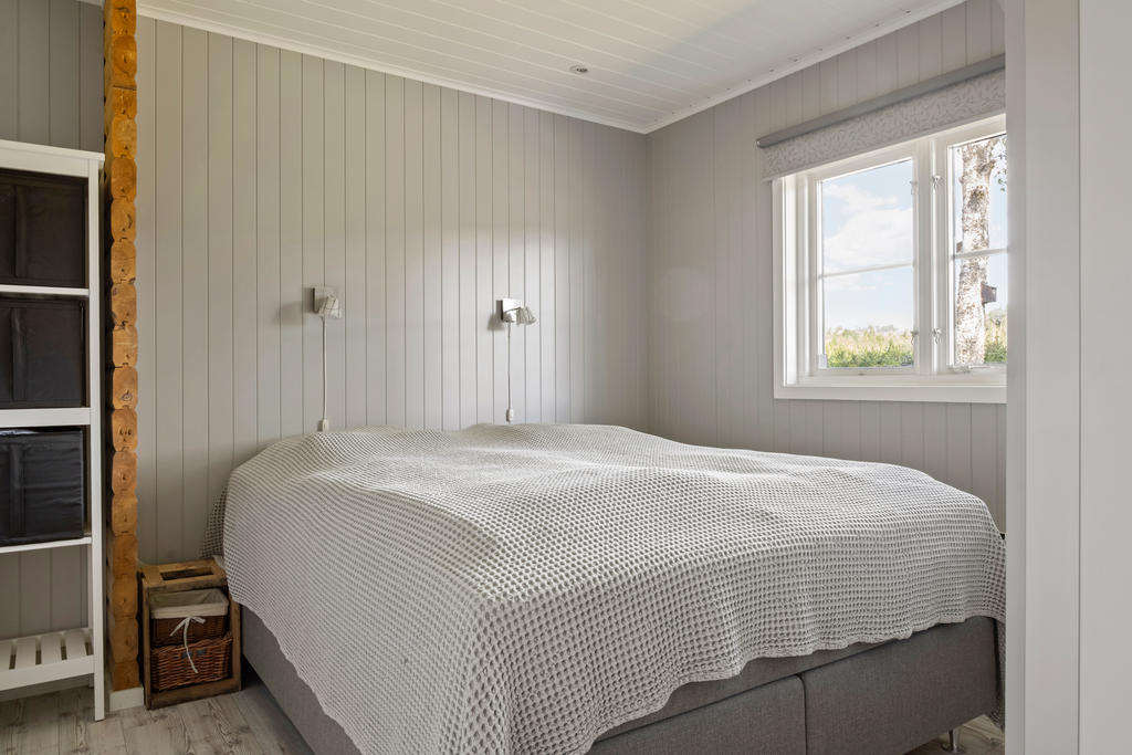 Rymligt sovrum med härligt ljusinsläpp och plats för en stor dubbelsäng samt ytterligare möblering vid behov.