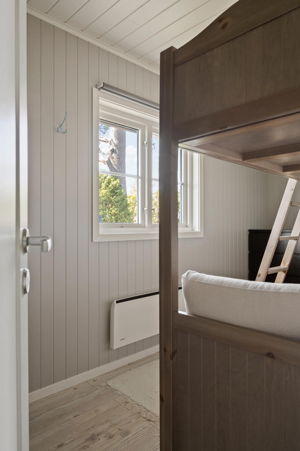 Praktiskt sovrum med plats för våningssäng – perfekt för barn, gäster eller extra sovplatser.