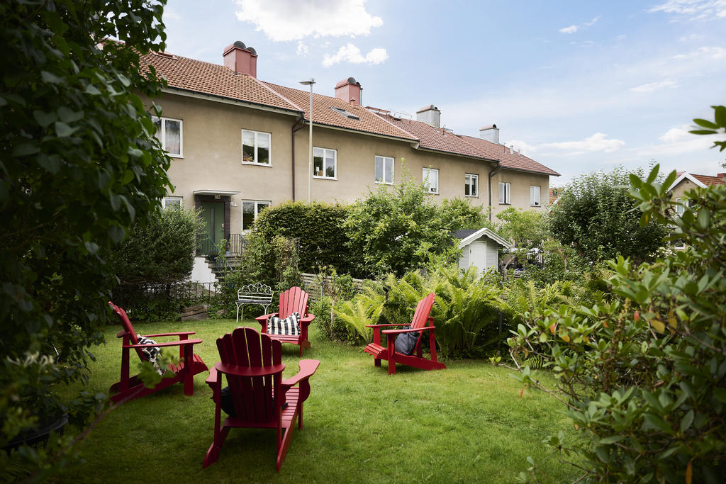 Lummig trädgård på baksidan av huset