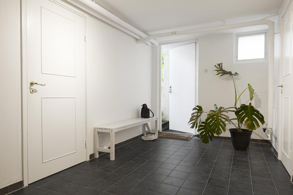 I källarplan så har man en groventré med plats för hela familjens tillhörigheter