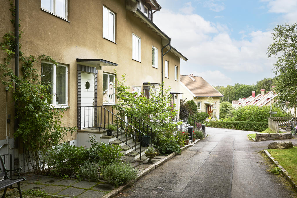 Undangömd och tyst gata nära centrum