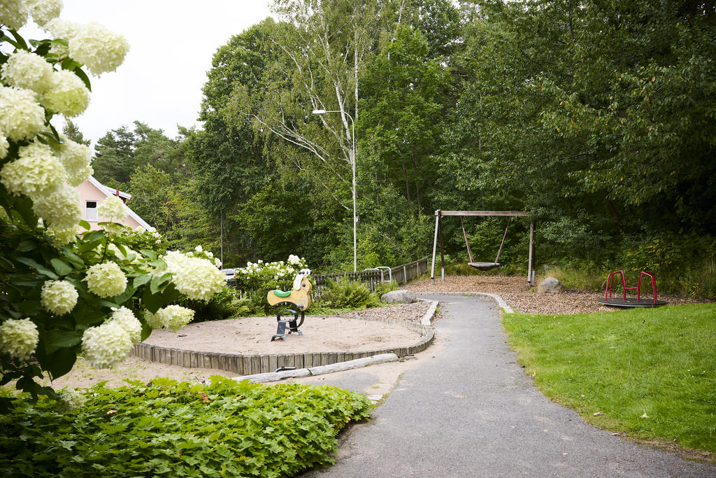 En barnfamiljs dröm, lekpark utanför dörren