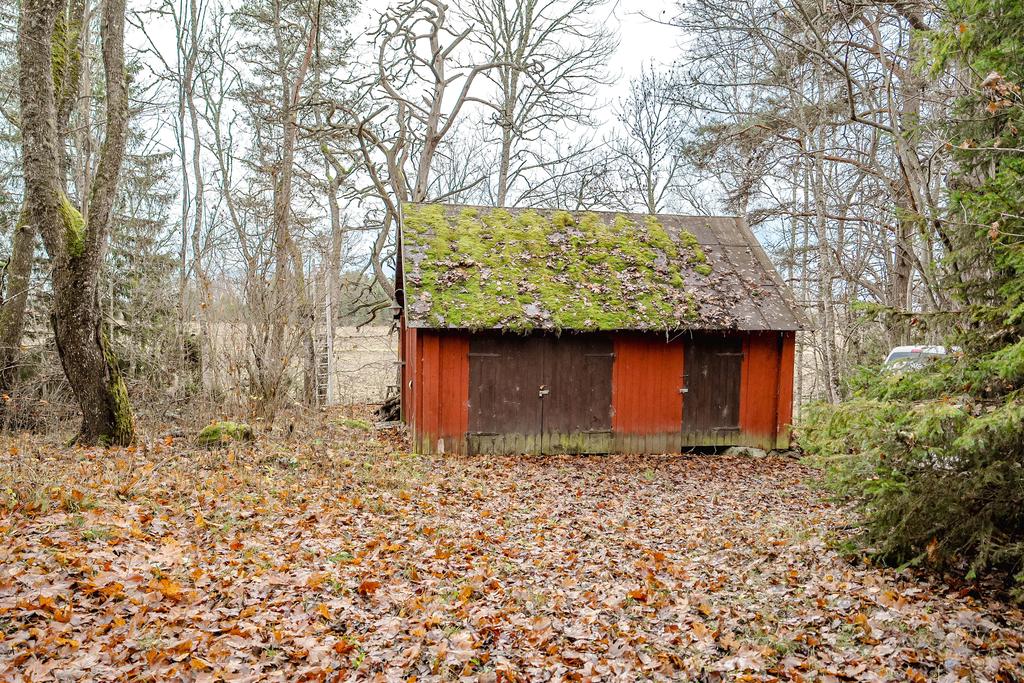 Förrådsbyggnad på fastigheten.