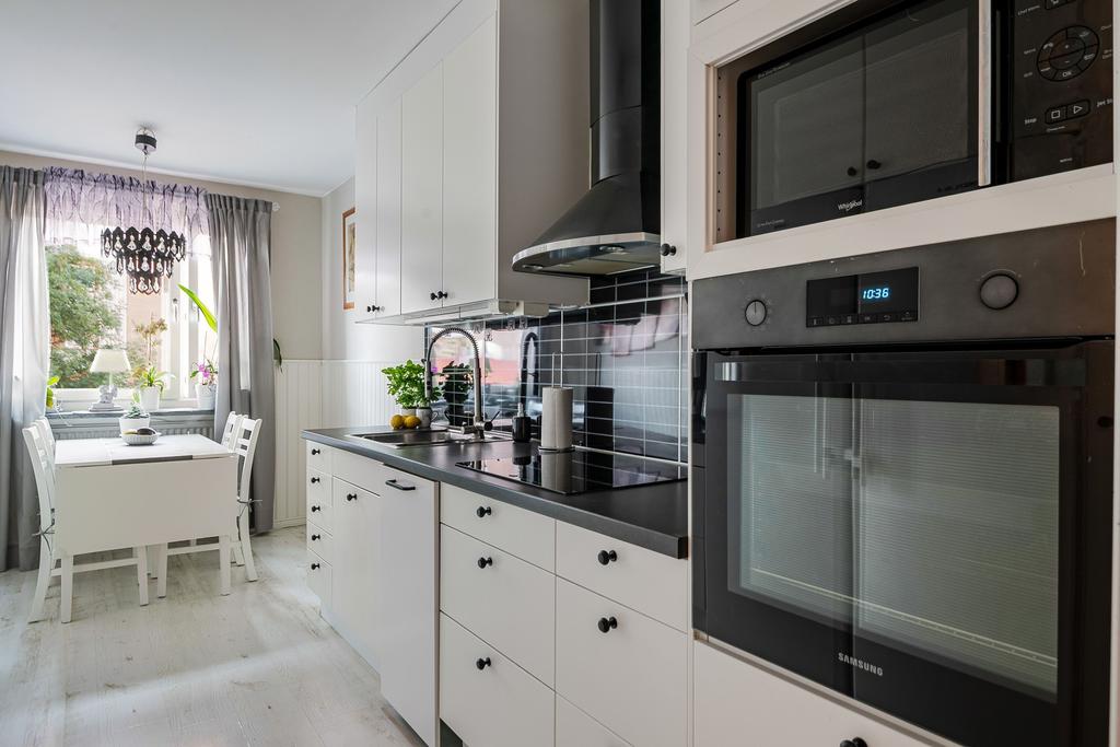 Inbyggd ugn och hylla för micro. 