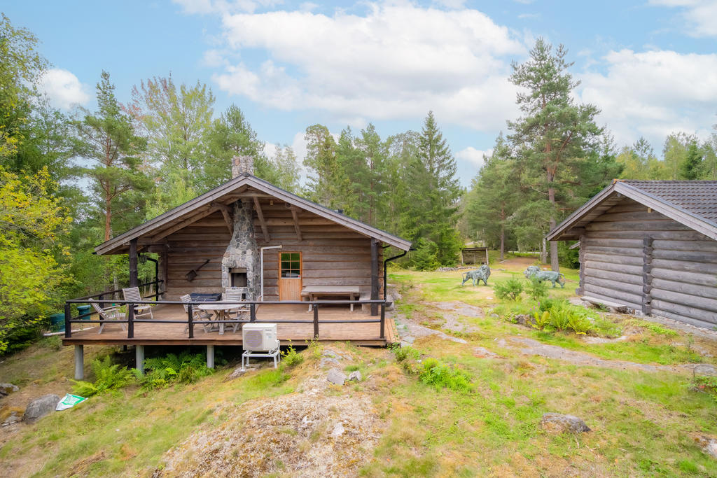 Boningshus. Altan med  öppen spis i nordväst.