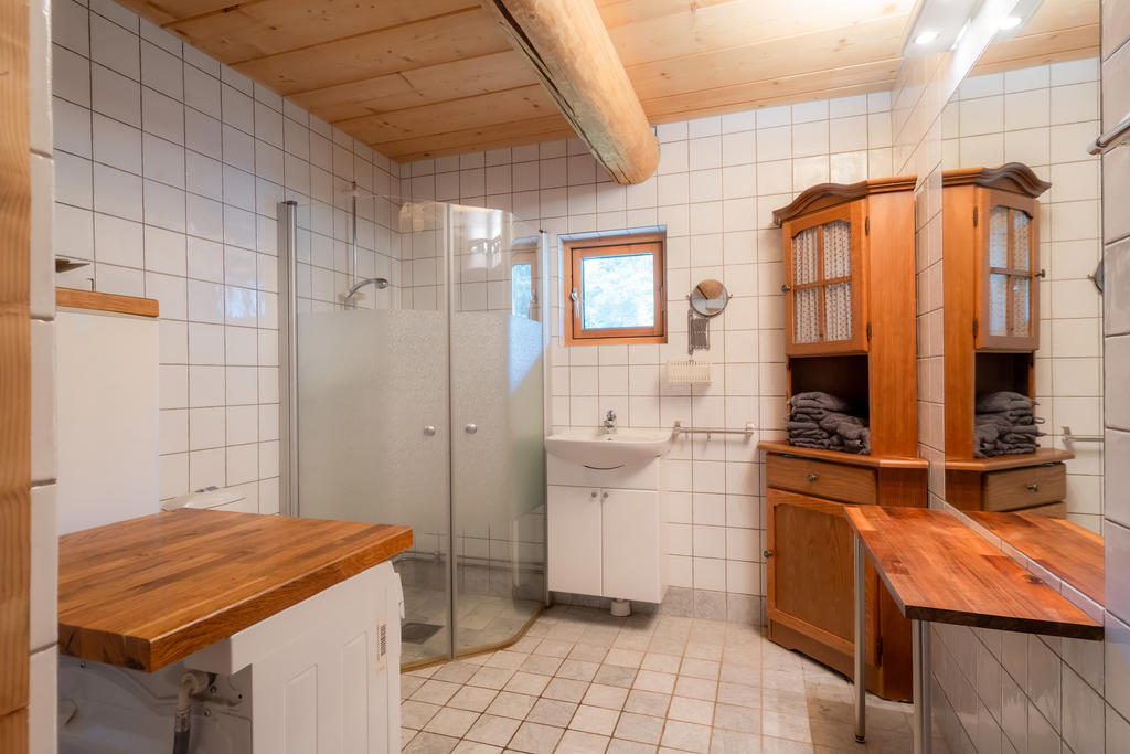 Badrum med golvvärme och tvättmaskin