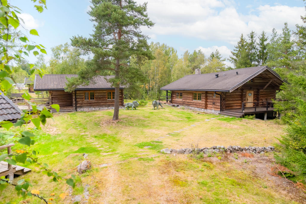 Stort boningshus samt stort gästhus. Båda utrustade med kök och badrum.
