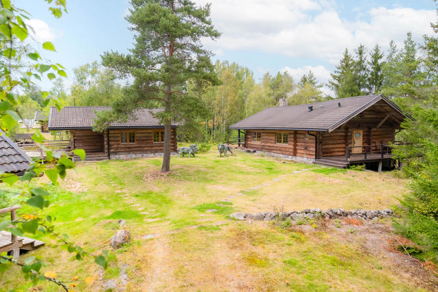 Stort boningshus samt stort gästhus. Båda utrustade med kök och badrum.