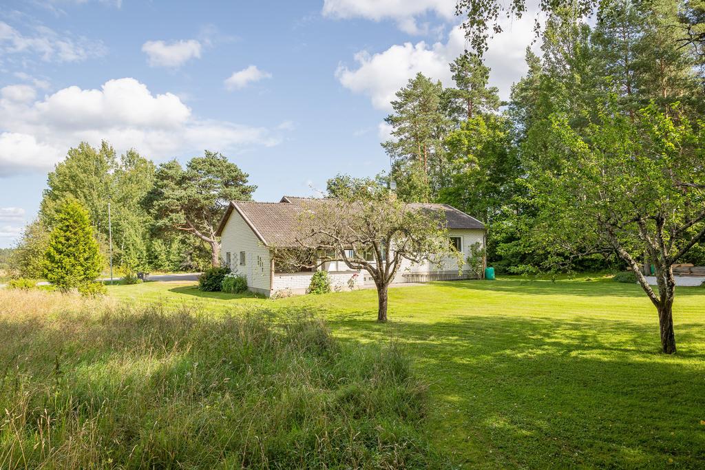 Tomt på husets baksida