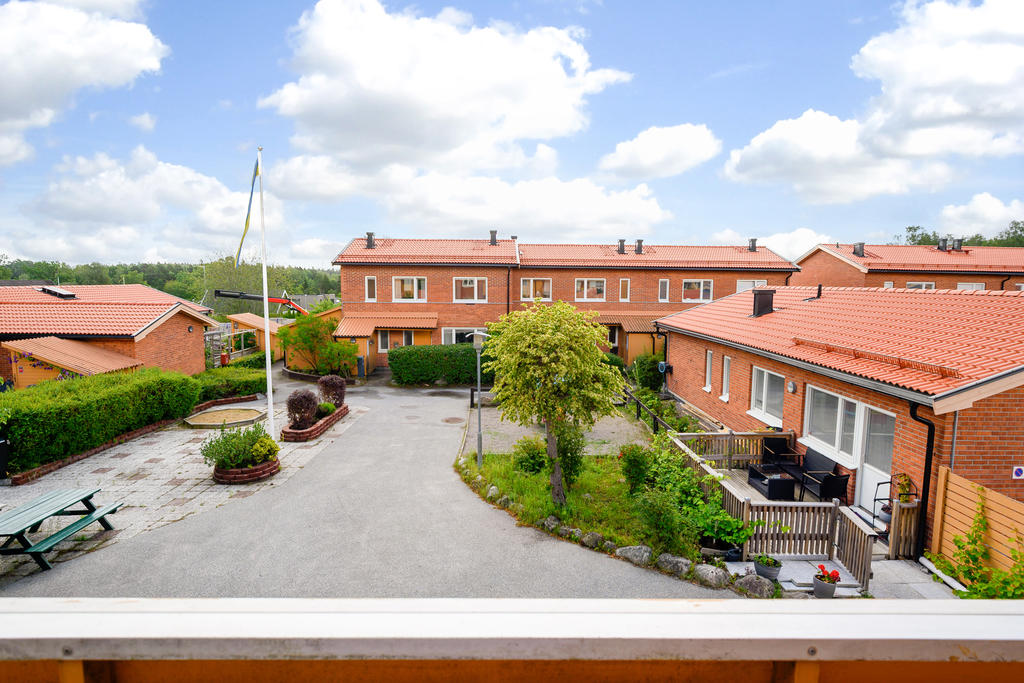 Utsikt mot trevlig innergård från balkongen