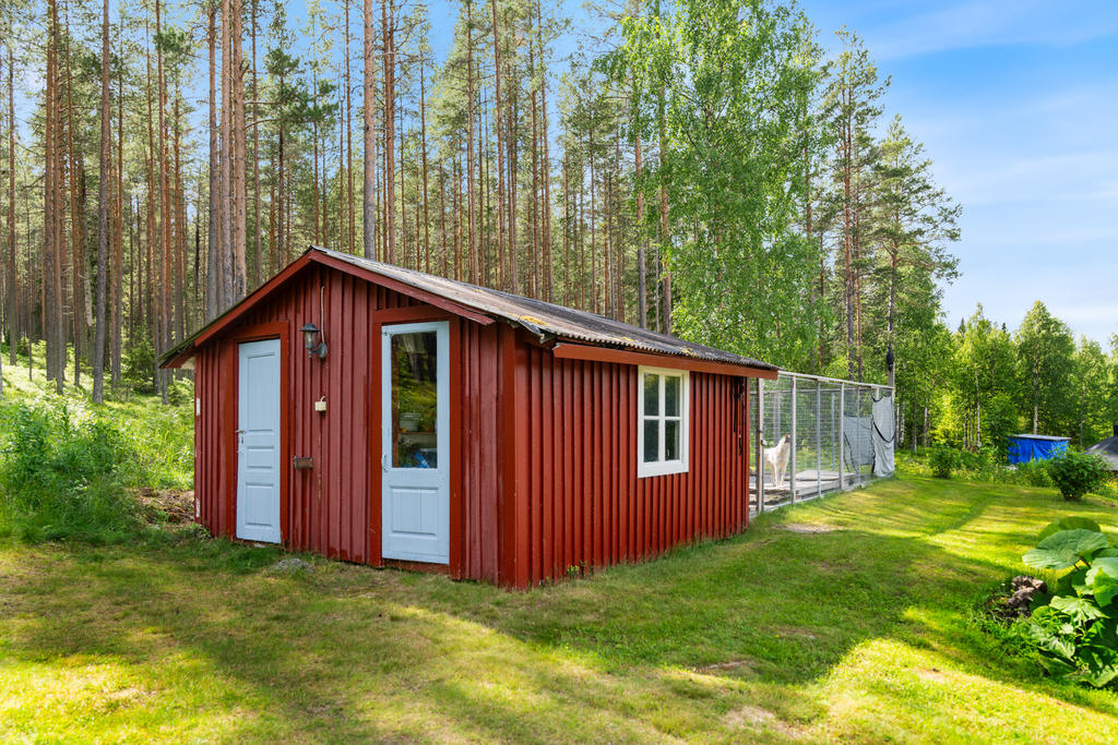 Hundhus med hundgård samt förvaringsdel