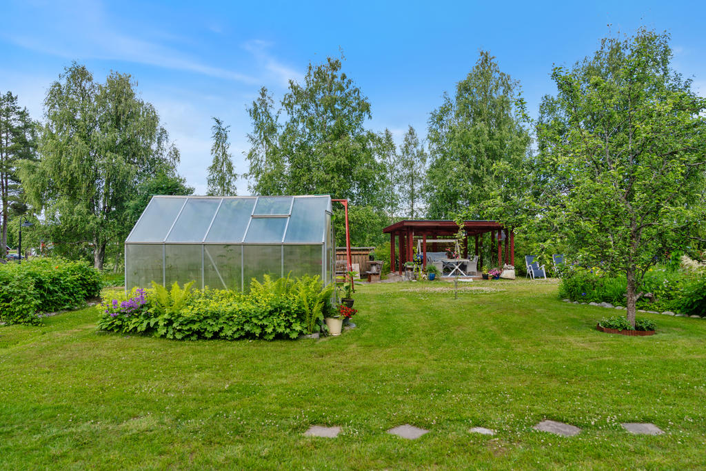 Växthus, pergola och grillplats