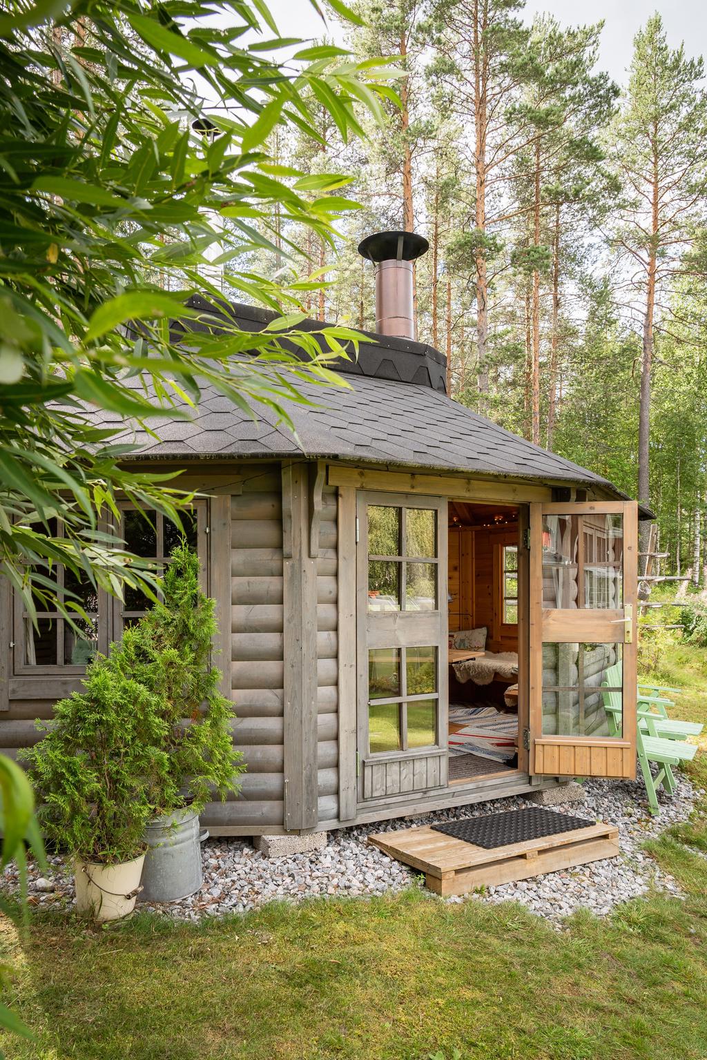 Byggnad med bastu och grillkåta
