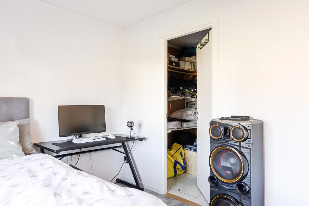 Sovrum med klädkammare