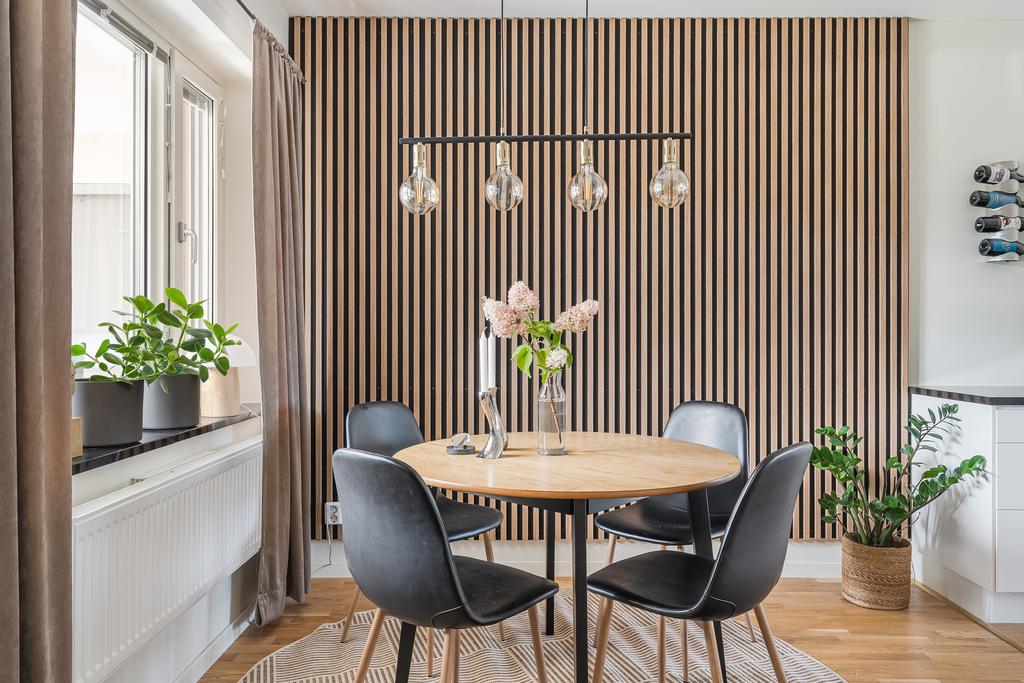 Matplats med akustikpanel