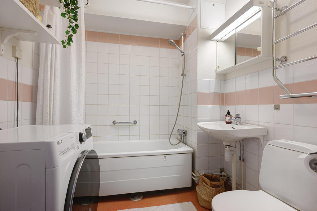 Badrum med tvättmaskin