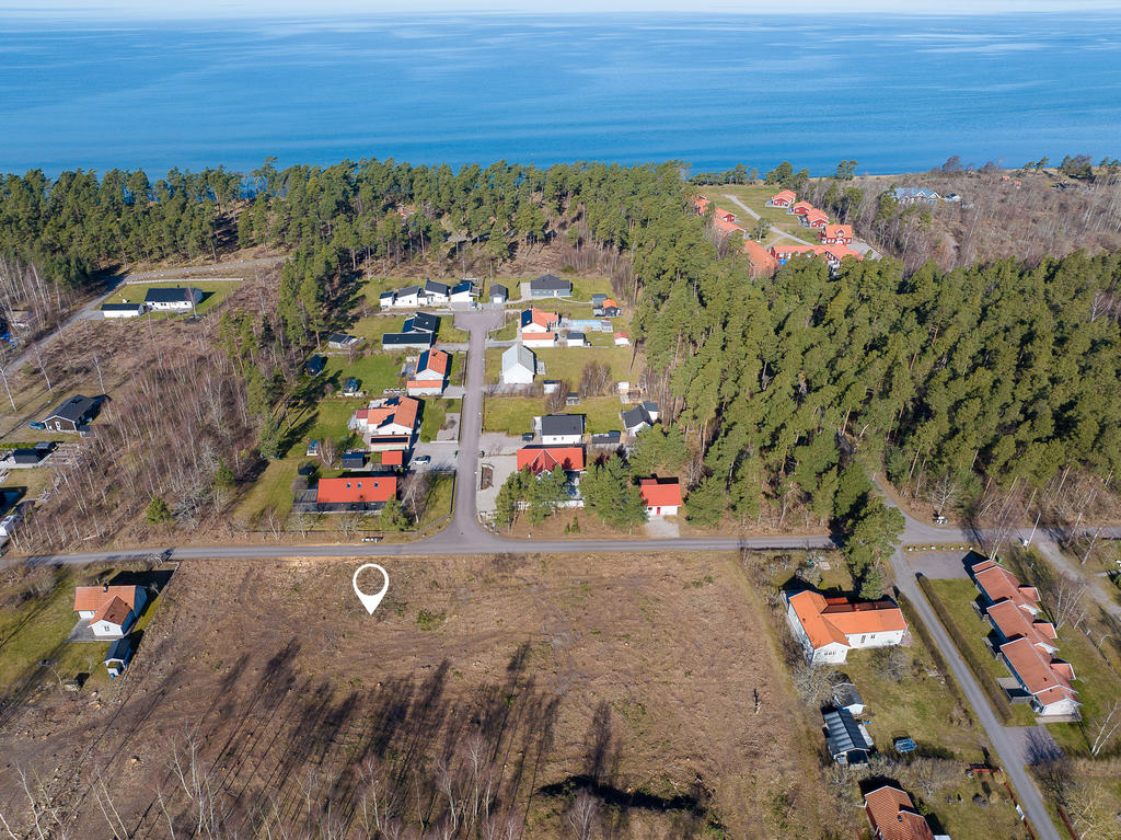 Tomt under avstyckning. 1800kvm när den är klar.
Havsnära läge ner till badet och stranden! 