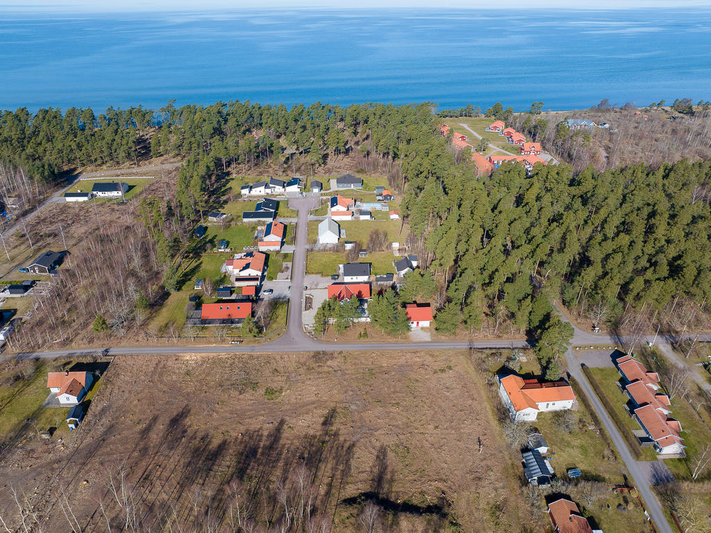 Tomt under avstyckning. 1800kvm när den är klar.
Havsnära läge ner till badet och stranden! 