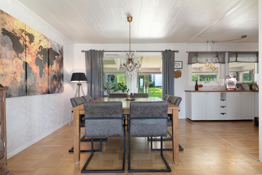 Rymlig matplats mellan kök och vardagsrum
