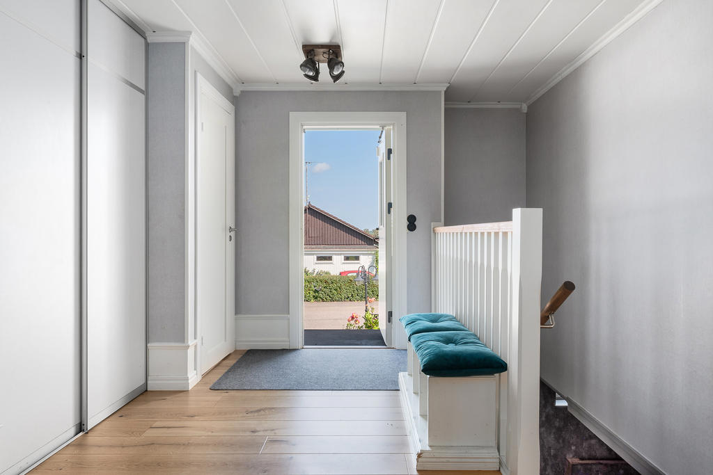Ljus hall med trapp ner till källare