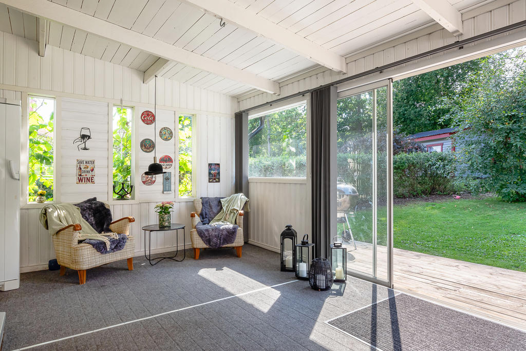 Rymlig altan med plats för både liten sittgrupp och matbord