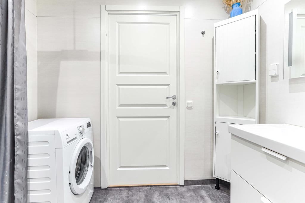 Badrum övervåningen, med tvätttmaskin