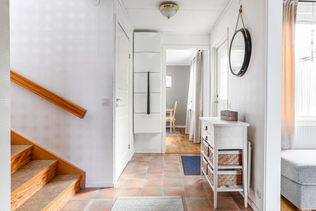 Hall bottenvåningen mot köket