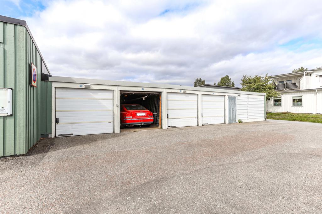 Varmgarage som hör till huset och ingår i måndsavgiften.