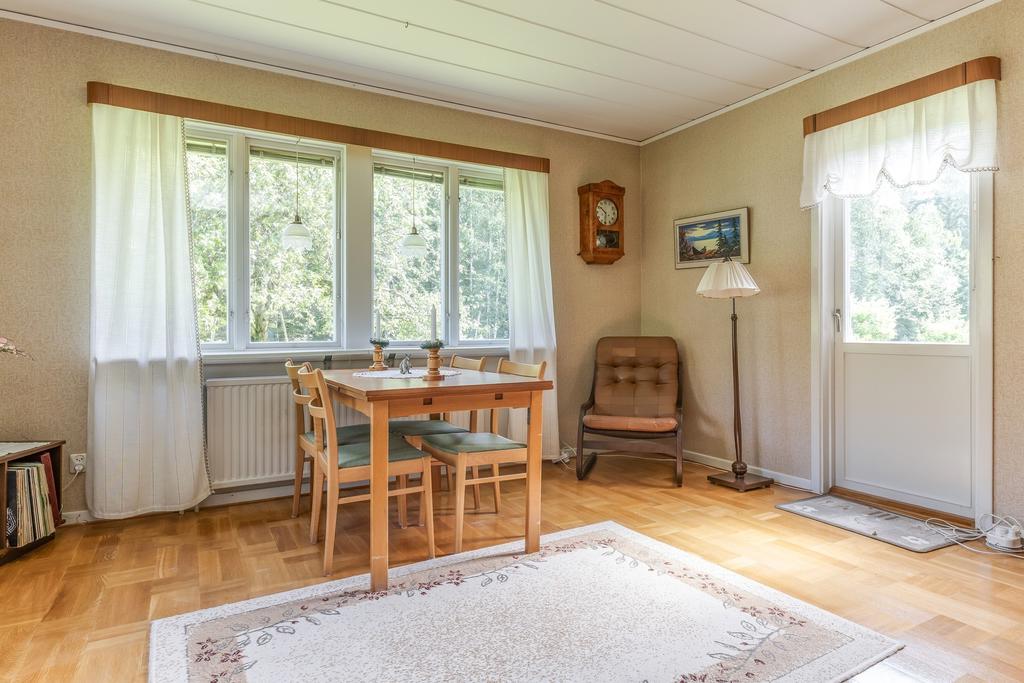 Stort vardagsrum med utgång till framsida.