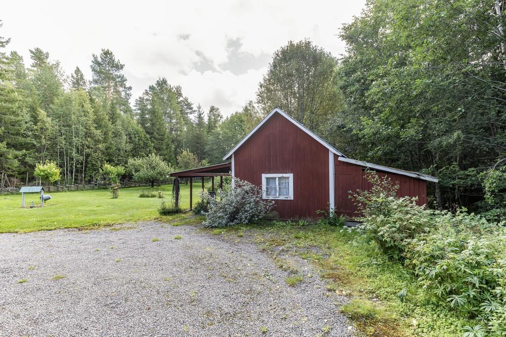 Uthus med vidbyggt förråd och carport.