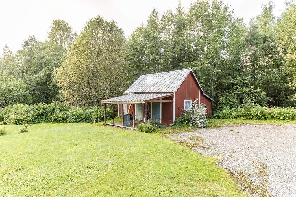 Uthus med vidbyggt förråd och carport.