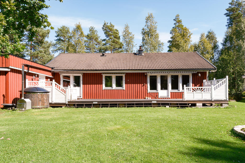 Rejäl altan med vy över den fina trädgården