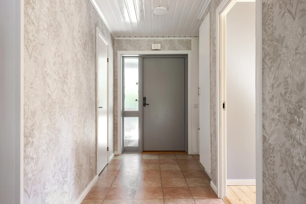 Rymlig entré med gästwc i direkt anslutning till hallen.