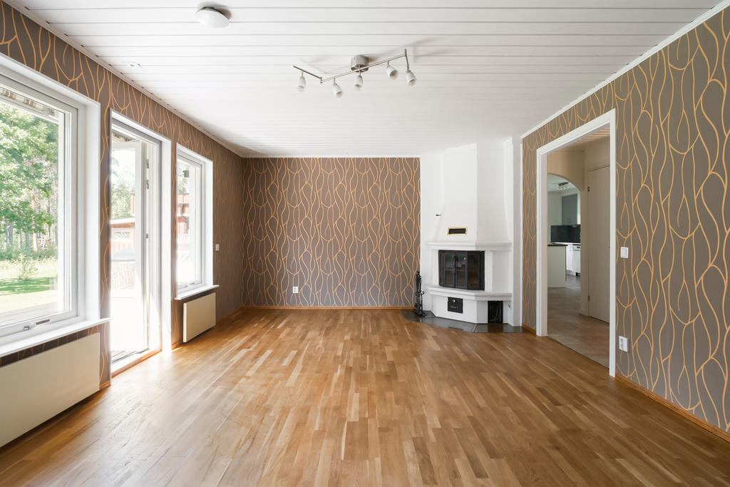 Braskaminen i vardagsrummet har ett praktiskt ventilationssystem som blåser ut varmluft i övriga delar av huset.