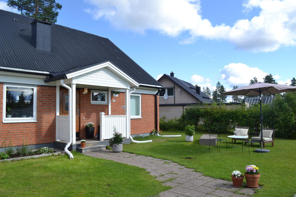 Gård med häck och rosenbuskar för mindre insyn