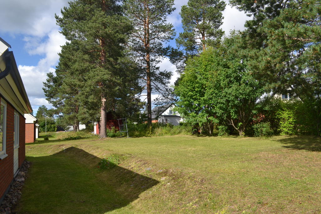 Rymlig bakgård