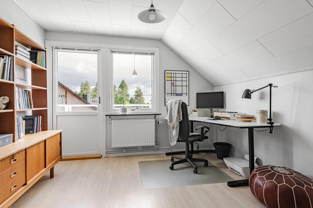 Sovrum övervåning med balkong
