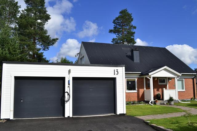 Gruvbyggarvägen 13. Dubbelgarage med motorport och manuellport. Asfalterad uppfart