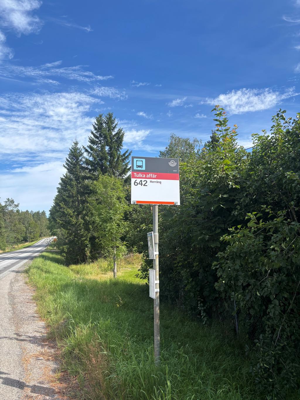 Busshållplats utanför tomten