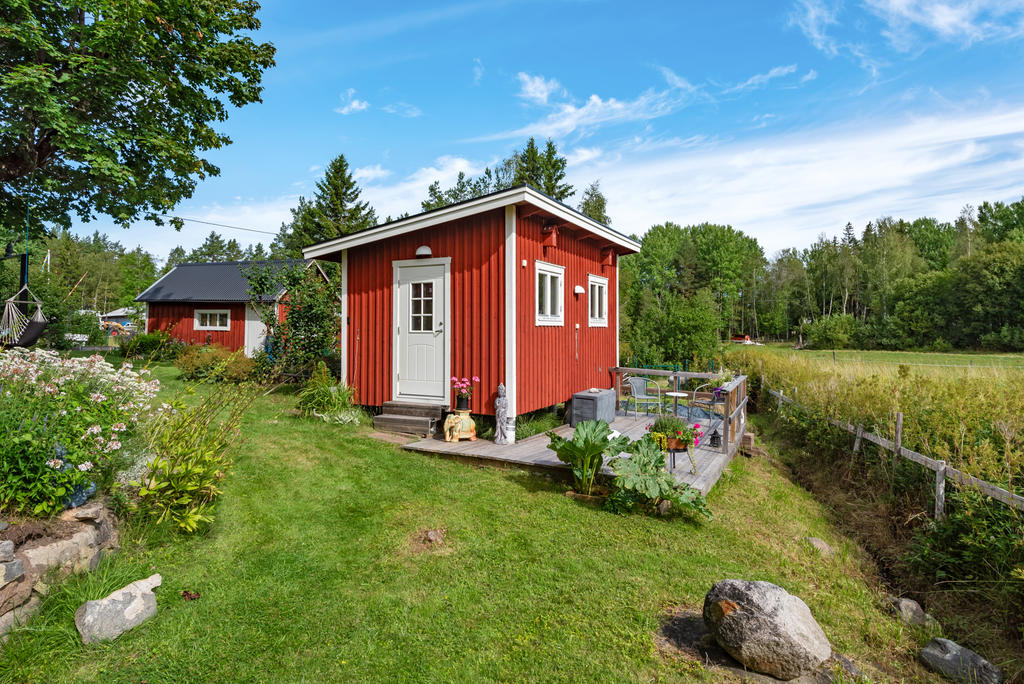 Bastuhuset med altanen utanför