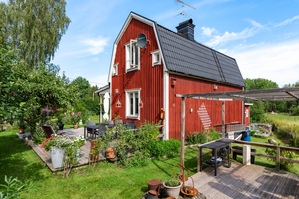 Baksidan av huset och grillplatsen