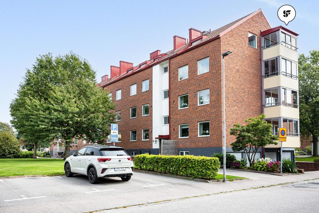 På våning fyra, med en härlig inglasad balkong i bästa söderläge, finner du denna tvårummare som nu söker en ny ägare.