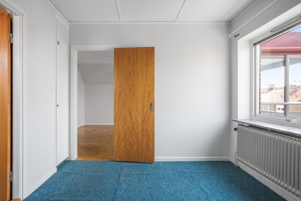 Sovrum som nås från kök och vardagsrum 