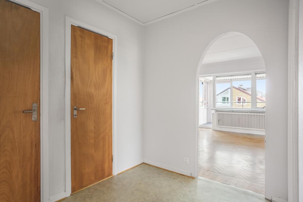 Välkomnande hall med plats för avhängning.
