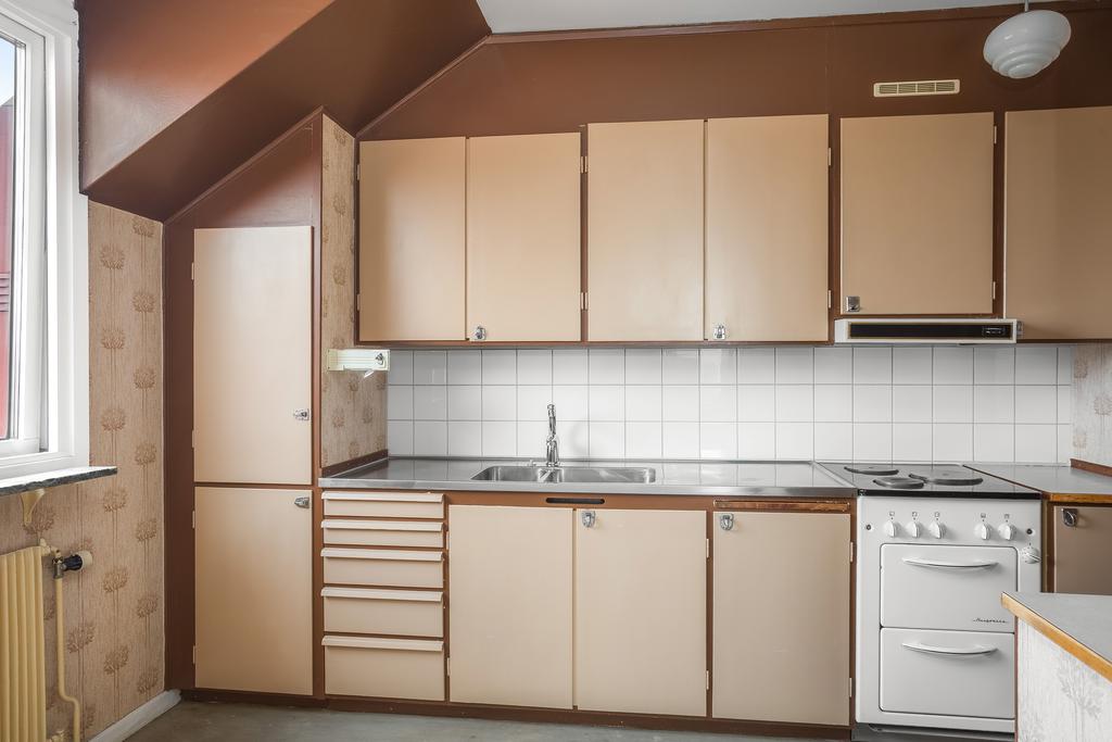 Här finns plats för matbord vid fönstret med trevlig utsikt. Köket är i behov av renovering – perfekt för dig som vill skapa ditt eget drömkök.