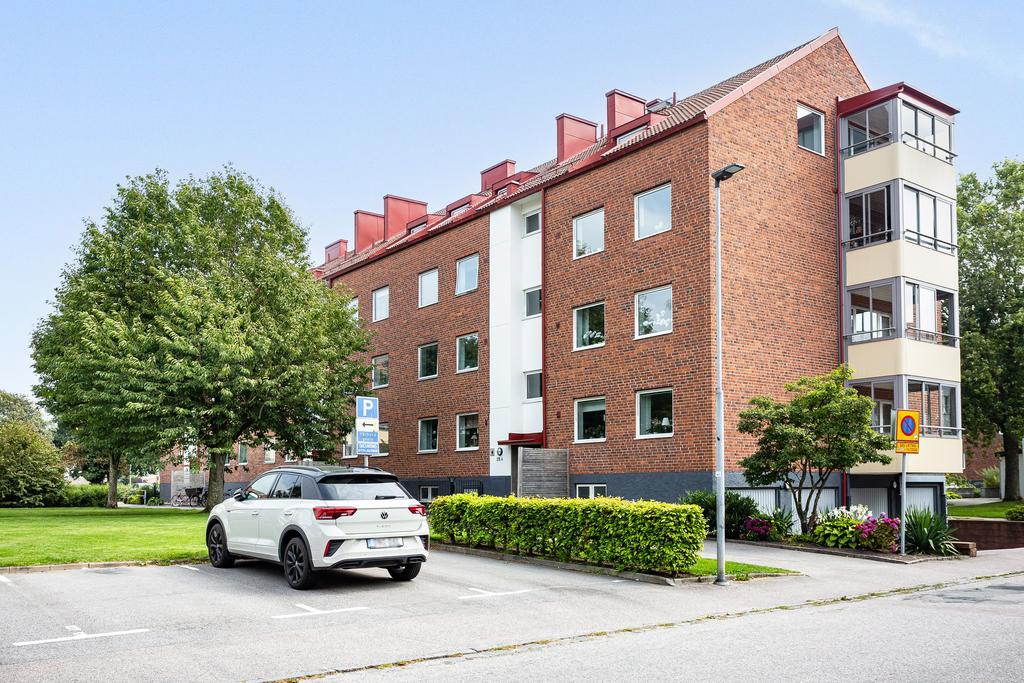 Här bor du i en välskött Riksbyggenförening med en månadsavgift om 3 872 kr, där värme, vatten, internet, tv-grundpaket och bostadsrättstillägg ingår – tryggt och bekvämt.