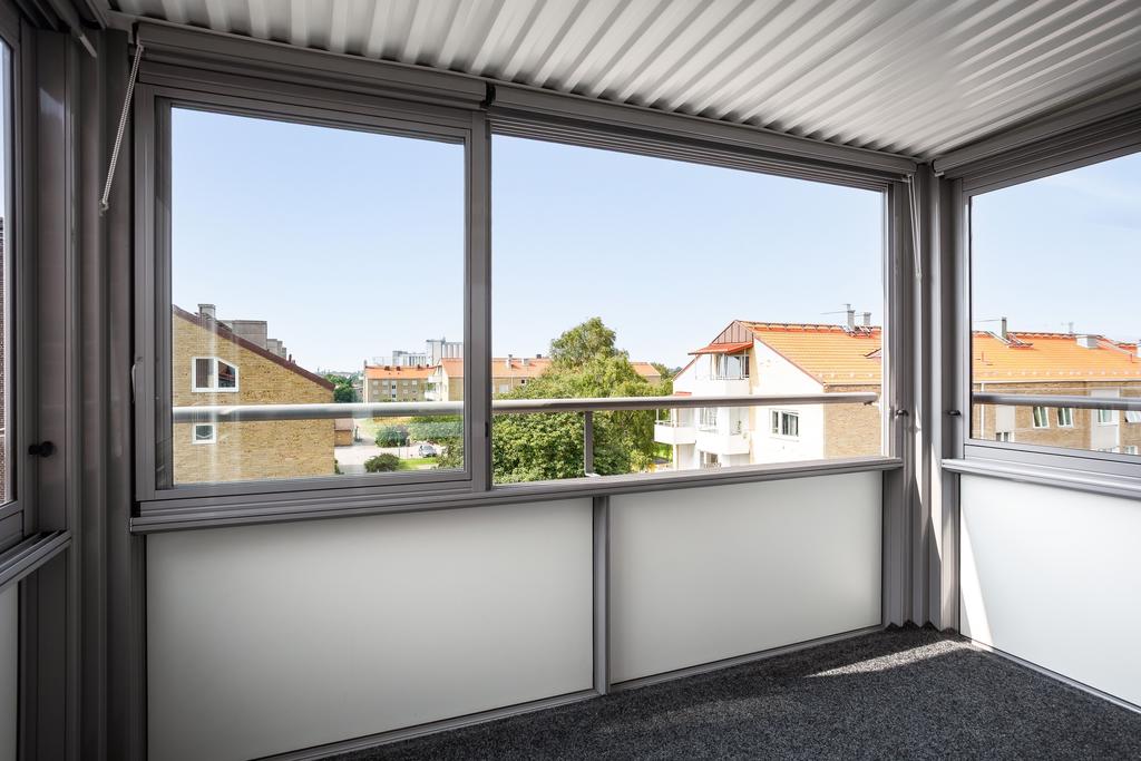 Från balkongen njuter du av sol och utsikt.