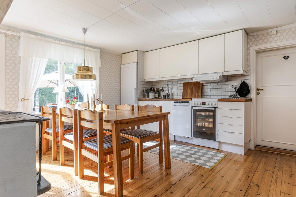 Kök med vedspis och utgång till framsida. 