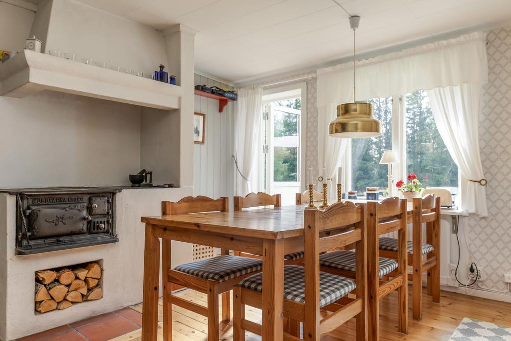 Kök med vedspis och utgång till framsida. 
