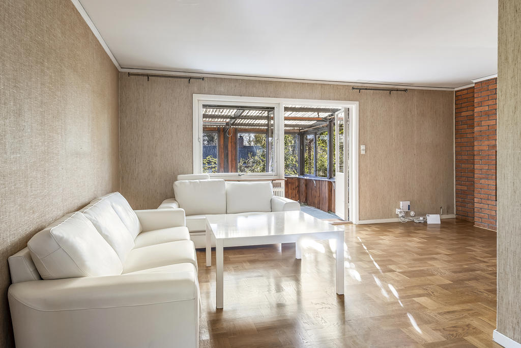 Vardagsrum med utgång till altan